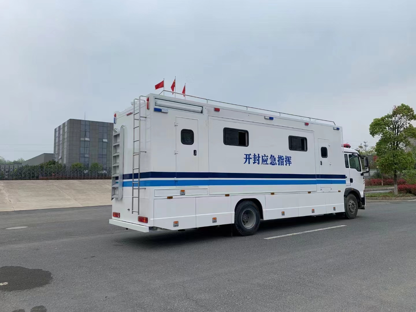 重汽汕德卡 打造應(yīng)急救援指揮的移動堡壘